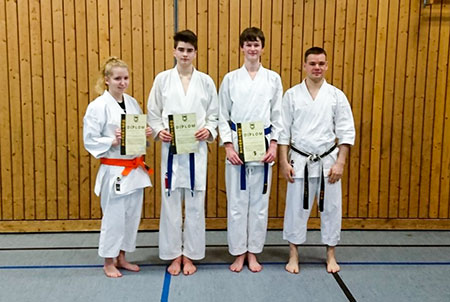 Die ersten Prüfungen in Strausberg 2 karateprüfungen in strausberg der oberstufe gruppenbild am ende