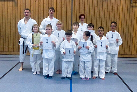 Die ersten Prüfungen in Strausberg 1 karateprüfungen in strausberg der unterstufe gruppenbild am ende