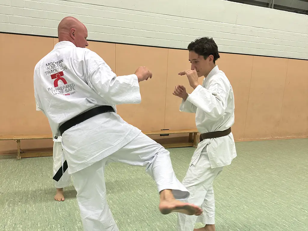 Lecker Training in Leck 1 lowkicks leck Traditionelles Karate Strausberg e.V.