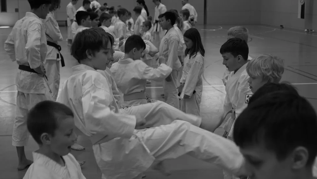 Jugendliche beim Karatetraining der Karateschule Strausberg